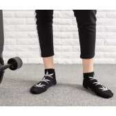 Chaussettes noires avec feuilles de cannabis blanches