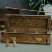 Boîte Encens Cônes Bois Manguier 15cm | Porte-Encens Artisanal Indien